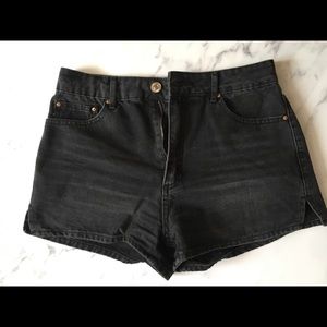 High waisted black denim shorts!🖤